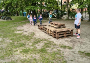 Dzieci pokonujące przeszkodę "schody".
