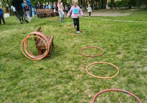 Dzieci skaczące w obręczach hula-hop.