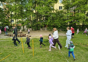 Pani Dyrektor biegnąca z rodzicami i przedszkolakami.