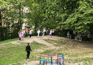 Dzieci i rodzice podczas podbiegu na górce.
