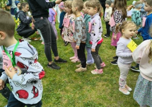 Nauczycielka wręczająca medale dzieciom.