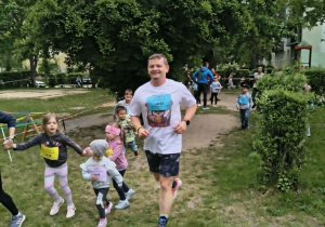 Uczestnicy biegnący po wyznaczonym torze.