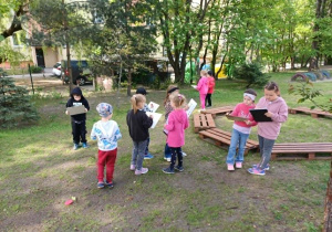 Grupa szukająca wskazanych przedmiotów.