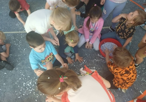 Zabawa w "papierowy śnieg".
