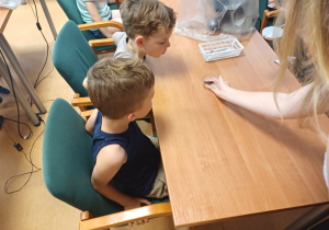 Dzieci oglądające wyklute jajo rekina.