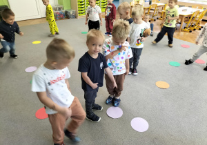 dzieci bawią się na dniu kropki