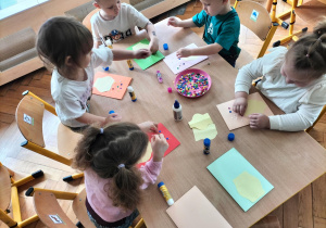 dzieci robią laurki dla pracowników przedszkola