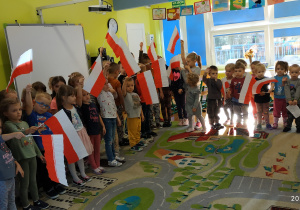 dzieci śpiewają hymn Polski