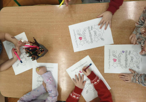 dzieci kolorują obrazek