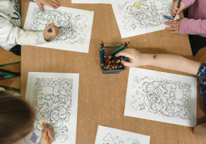 dzieci kolorują obrazek