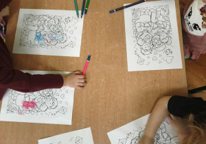 dzieci kolorują obrazek