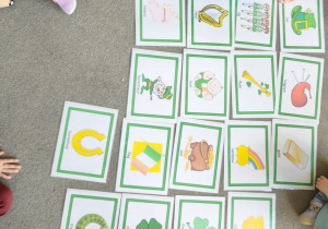dzieci oglądają ilustracje związane ze świętem Patryka