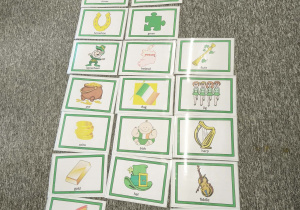 dzieci oglądają ilustracje związane ze świętem Patryka